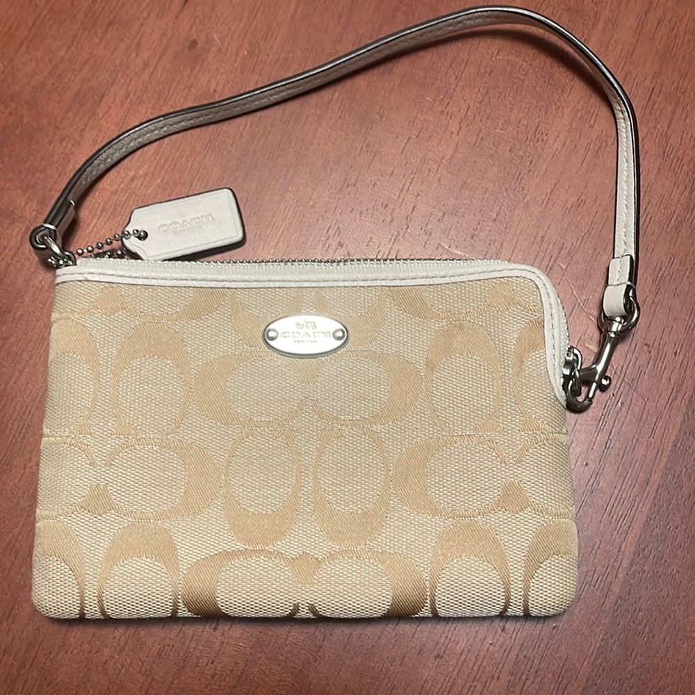 Coach wristlet nwot never used see pictures